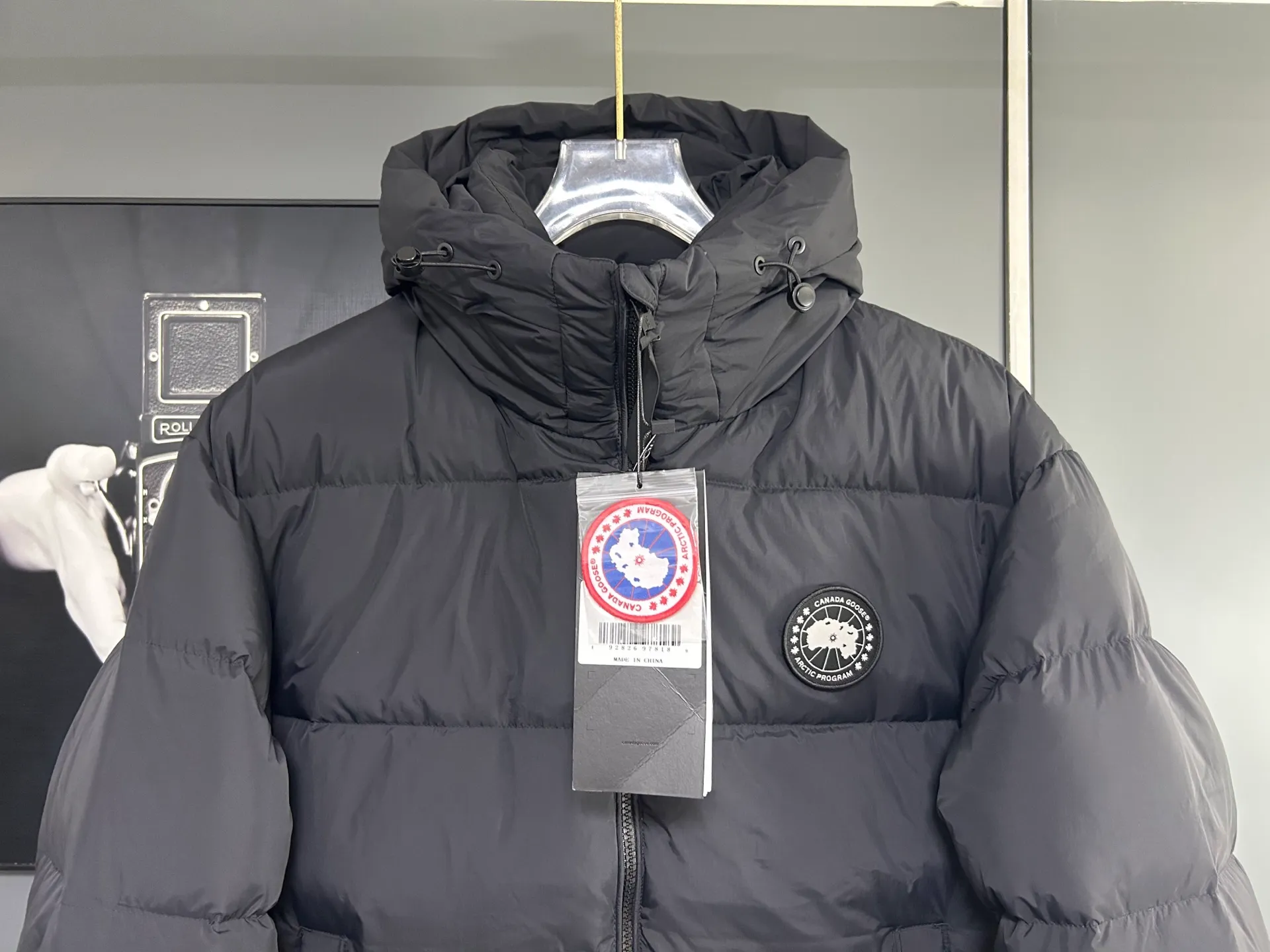 P720 Canada 🦢 Canada Goose hooded reflective stripe down jacket has always been recognized as the warmest down jacket. Various Instagram celebrities, Internet celebrities, and celebrities often wear it for street photos. I do Canada Goose every year, but I still can’t get rid of my love for the geese. No matter how cold the weather is, there is no need to be afraid, because there are geese! Filled with 90% white duck down, Canada Goose is the legendary warmest down jacket and is known as a must-have for Arctic outdoor sports! The most popular down jacket in the world, celebrities are rushing to buy it, it is a must-have!  Same style for men and women Color: Navy Size: M-3XL